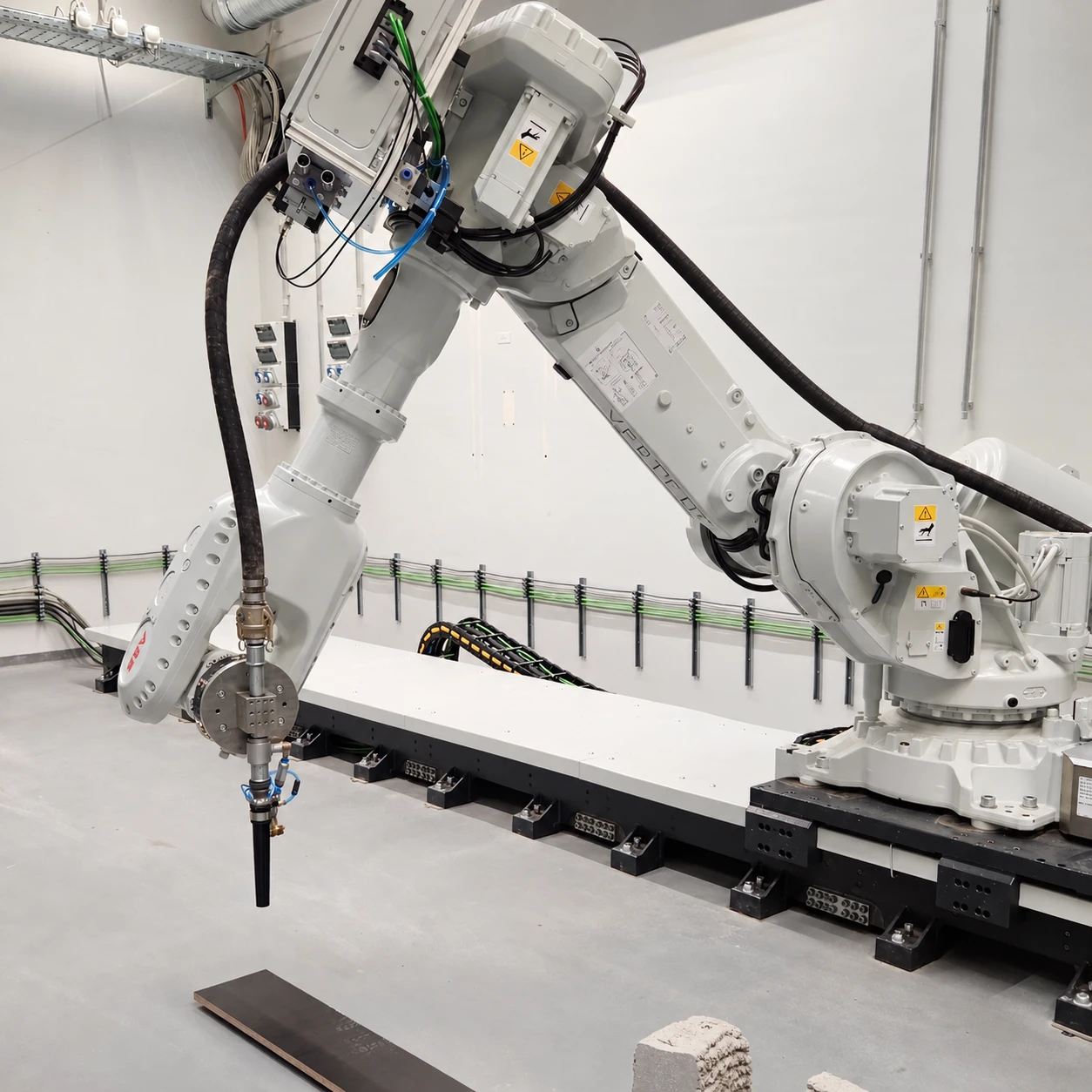 Industrial robot and process equipment in the laboratory